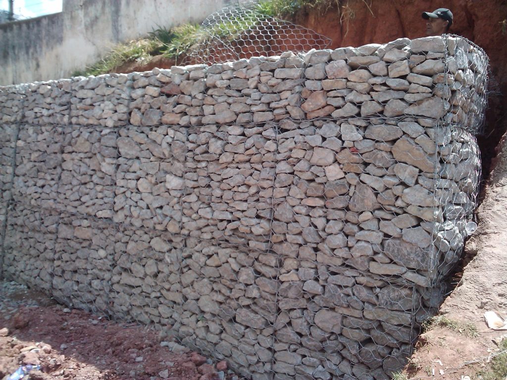 5.Muro de arrimo com pedra bruta para segurar o talude do terreno
