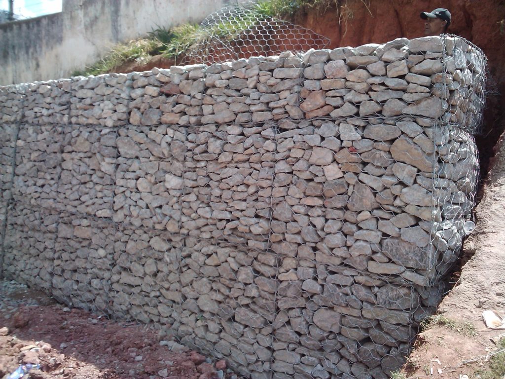 Muro construído com pedras naturais de diferentes formas.