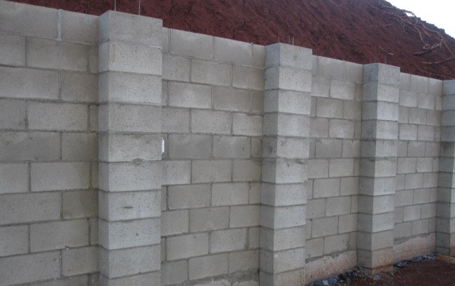 Como reforçar um muro de arrimo  Paredes de concreto, Construir um muro,  Muro de contenção